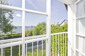 Property grounds - Beachfront idyll by the sea, private bathing area - Gutshof Ostseeblick FeWo 01 - (Putbus)