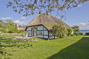 Exterior - Idyllic seaside location close to the beach, private bathing area - Gutshof Ostseeblick FeWo 03 - (Putbus)