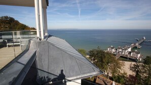 A balcony with a view of the sea and a pier. - Pool and sauna with sea view, directly at the pier - FIRST Sellin FeWo 2.3 - (Sellin)