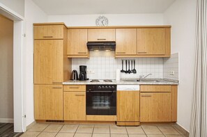 Fridge, oven, stovetop, dishwasher - Die Ferienwohnung Nr. 27 in der Villa Buskam - Villa Buskam (Göhren)