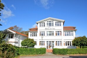 A two-story building with a sign reading "Haus Blick zur See". - Apartment with a view of the sea, access to the pool and sauna - Haus Blick zur See FeWo 15 - (Göhren)