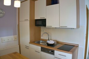 Een koelkast, een microgolfoven, een oven, een kookplaat