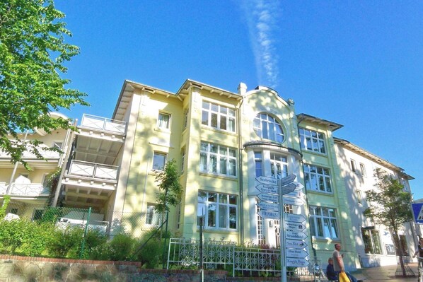 Unclassified image, 1 of 19, button - Close to the beach, balcony, free AHOI adventure pool - Strandresidenz Brandenburg FeWo 08 (Göhren)