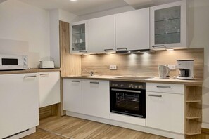 Réfrigérateur, four à micro-ondes, un four, surface de cuisson