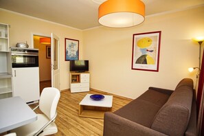 TV, stereo - Close to the beach, balcony, AHOI adventure pool free of charge - Strandresidenz Brandenburg FeWo 14 (Göhren)