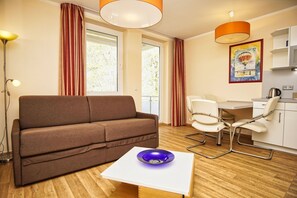 TV, stereo - Close to the beach, balcony, AHOI adventure pool free of charge - Strandresidenz Brandenburg FeWo 14 (Göhren)