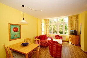 TV, stereo - Close to the beach, free sauna & swimming pool - Strandresidenz Brandenburg FeWo 22 - House (Göhren)