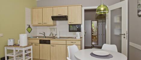 Kjøleskap, mikrobølgeovn, oppvaskmaskin og kaffetrakter/tekoker