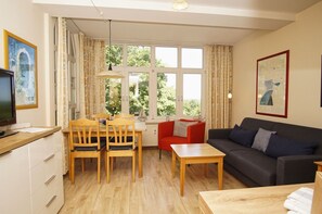 TV, stereo - Close to the beach, sauna + swimming pool free of charge - Strandresidenz Brandenburg FeWo 31 - House (Göhren)