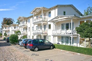 Exterior - Close to the beach, balcony, free AHOI adventure pool - Strandresidenz Brandenburg FeWo 04 (Göhren)
