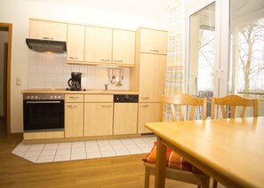 Kylskåp, ugn, spishäll och diskmaskin