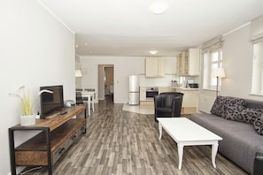 Eine moderne Wohnung mit Wohnzimmer, Essbereich und Küche.