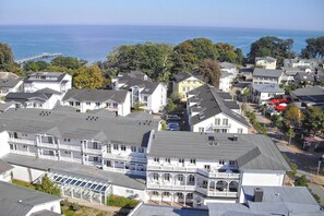 A coastal residential area with houses, a pier, and a view of the sea. - Die Wohnung 05 in der Residenz Strandeck im Ostseebad Göhren - Residenz Strandeck (Göhren)