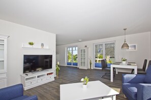 TV - Cozy vacation apartment with terrace and garden - Ferienhaus Zaunkönig FeWo EG (Gager)