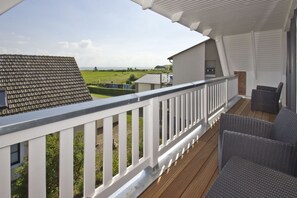 Property grounds - Cozy vacation apartment with sea view, balcony - Ferienhaus Zaunkönig OG - (Gager)