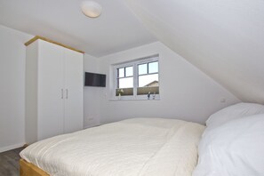 Unclassified image, 5 of 20, button - Cozy vacation apartment with sea view, balcony - Ferienhaus Zaunkönig OG - (Gager)