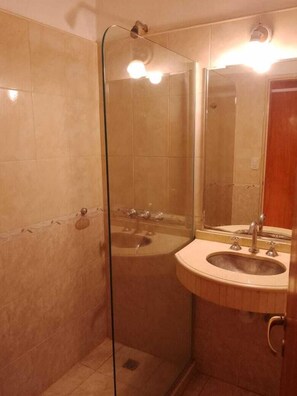Basic Double or Twin Room | Bathroom
