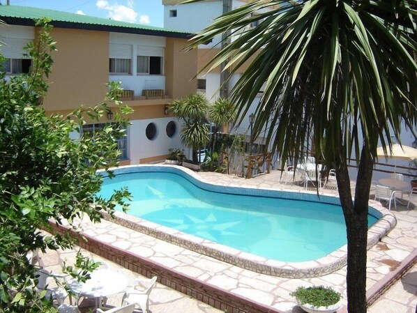 Una piscina al aire libre