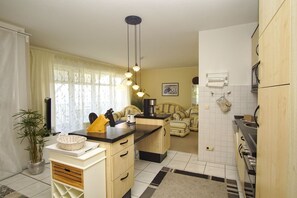 Private kitchen - Panoramic apartment—with ocean views and a balcony, access to the pool and sauna— (Göhren)