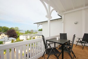 Outdoor dining - Great sea view from the balcony, use of swimming pool and sauna - Haus Nordstrand FeWo16 (Göhren)