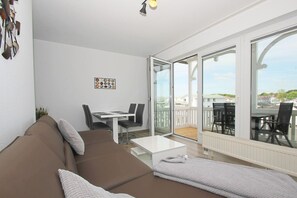 TV, stereo - Great sea view from the balcony, use of swimming pool and sauna - Haus Nordstrand FeWo16 (Göhren)