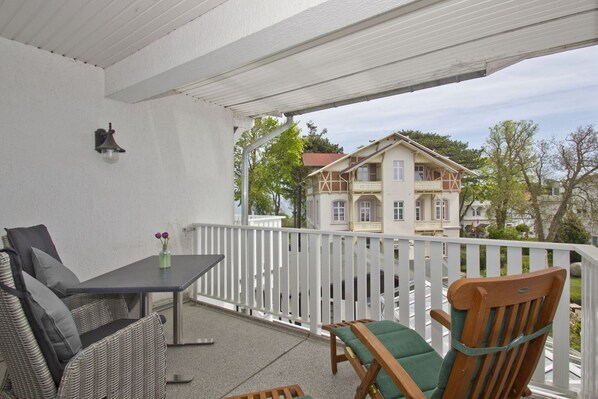 Unclassified image, 1 of 19, button