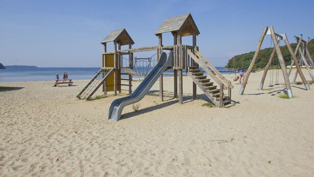 A beach playground with a slide and climbing structures. - Modern vacation apartment with balcony, sea view - Ferienresidenz Zwei BoddenFeWo 1-2 (Lietzow)