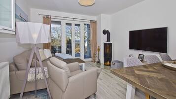 TV, fireplace, stereo