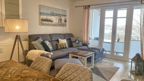 Télévision, cheminée, chaîne hi-fi