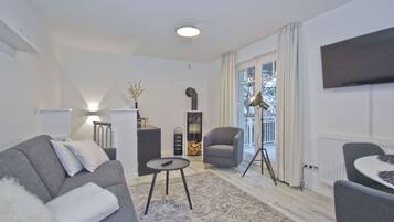 Fernseher, Kamin, Stereoanlage