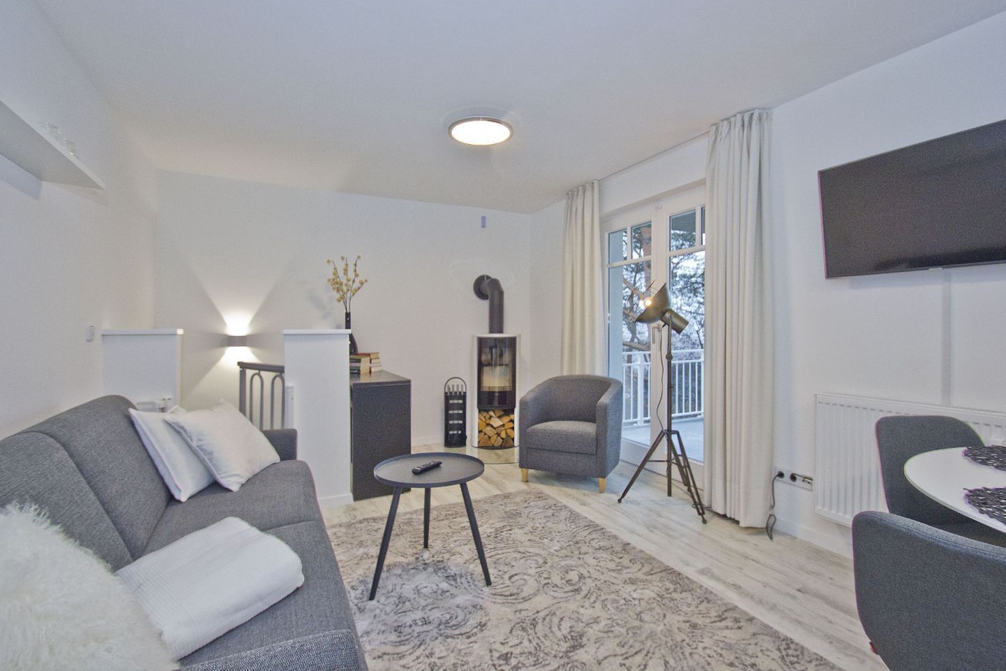 Fernseher, Kamin, Stereoanlage