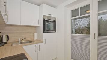 Wasserkocher mit Kaffee-/Teezubehör, Kühlschrank, Mikrowelle, Ofen