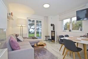 Televisie, een open haard en een stereo