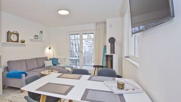 TV, fireplace, stereo