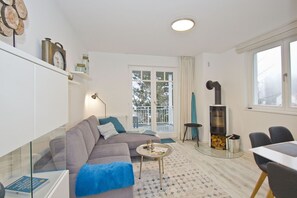 TV, fireplace, stereo