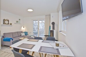 TV, fireplace, stereo