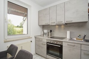 ثلاجة، فرن، موقد طهي مسطح، غسالة أطباق