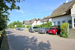 Property grounds - 2-room vacation apartment near the beach with balcony - Strandhaus Mönchgut FeWo 10 - (Middelhagen)