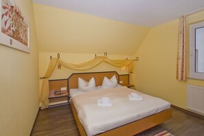 A single bed with a headboard, a bedside table, and a nightstand. - 2-room vacation apartment near the beach with balcony - Strandhaus Mönchgut FeWo 10 - (Middelhagen)