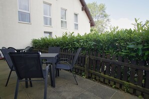 Outdoor dining - Vacation apartment close to the beach with its own terrace - Strandhaus Mönchgut FeWo 02 - (Middelhagen)