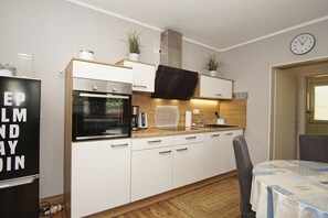 Réfrigérateur, un four, surface de cuisson, lave-vaisselle