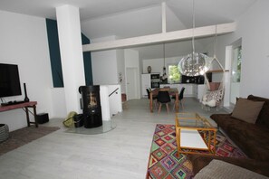 TV, peis, DVD-spiller og stereoanlegg