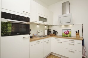 Fridge, oven, stovetop, dishwasher - Modern vacation apartment with private sauna and balcony - Villa Pauline FeWo 04 - (Göhren)