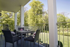 Outdoor dining - Modern vacation apartment with private sauna and balcony - Villa Pauline FeWo 04 - (Göhren)