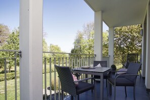 Outdoor dining - Modern vacation apartment with private sauna and balcony - Villa Pauline FeWo 04 - (Göhren)