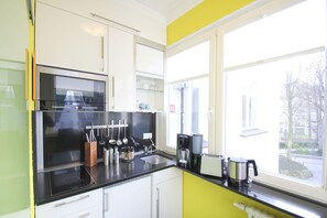 Kühlschrank, Mikrowelle, Herdplatte, Wasserkocher mit Kaffee-/Teezubehör