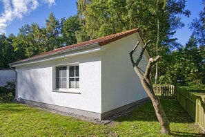 A small, single-story building with a white exterior and a red-tiled roof. - Ferienhaus Inselhus - small vacation home with garden and terrace - Holiday home (Glowe)