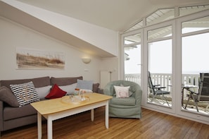 TV, stereo - With sea view and balcony, use of swimming pool and sauna - sea view apartment 29 - (Göhren)