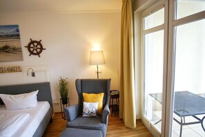 Unclassified image, 5 of 20, button - Terrace, free use of the AHOI adventure pool and sauna - Sea view apartment 30 - (Göhren)