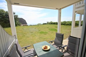 Outdoor dining - Terrace, free use of the AHOI adventure pool and sauna - Sea view apartment 10 - (Göhren)